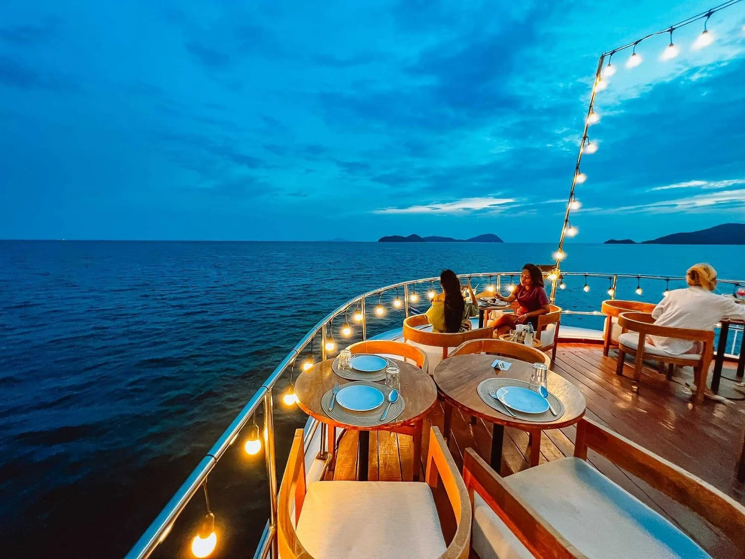 Romantic Sunset Cruise With Dinner